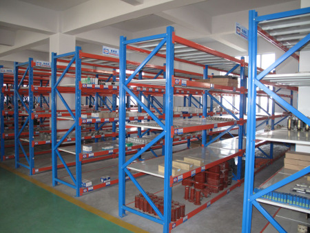 中建集成请求立体层板货架主动高效补货控制办法专利辅导夹手对不间断无序到来的、多标准的盒体货品进行实时辨认