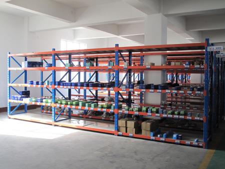 中建集成请求立体层板货架主动高效补货控制办法专利辅导夹手对不间断无序到来的、多标准的盒体货品进行实时辨认